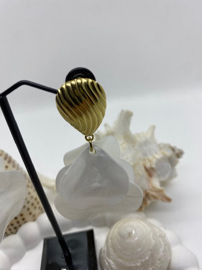 BOUCLES D'OREILLES  BLANCHES  SAINTE ANNE