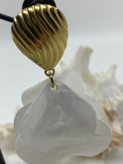 BOUCLES D'OREILLES  BLANCHES  SAINTE ANNE